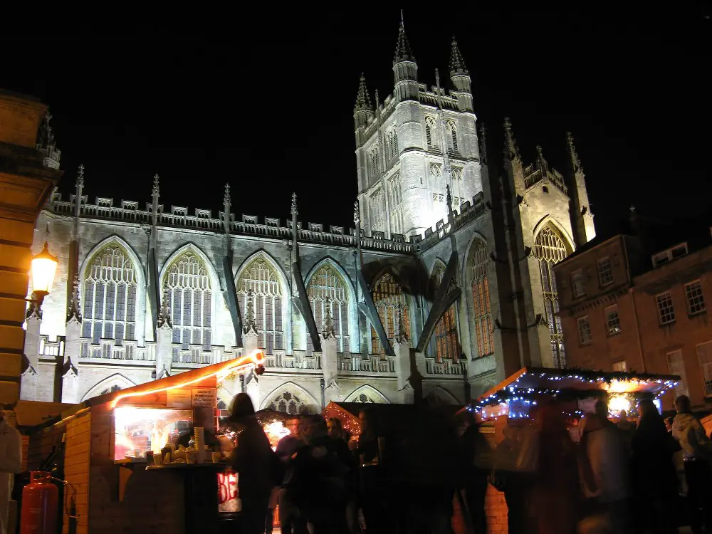 Bath_Abbey,_christmas_market