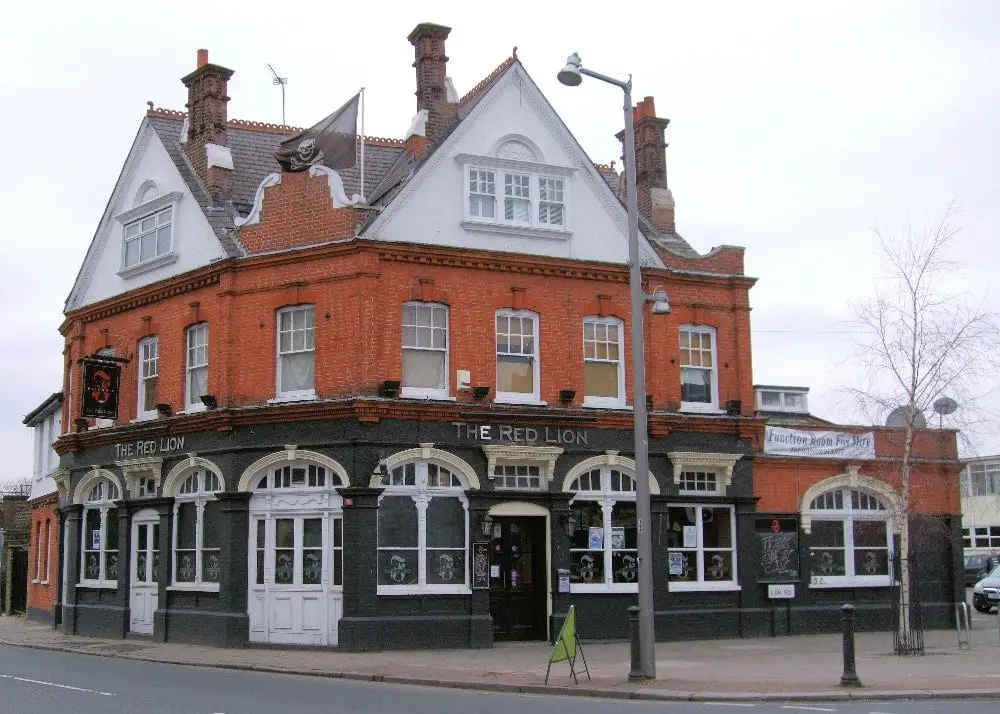 a photo of the red lion pub in twickenham, london