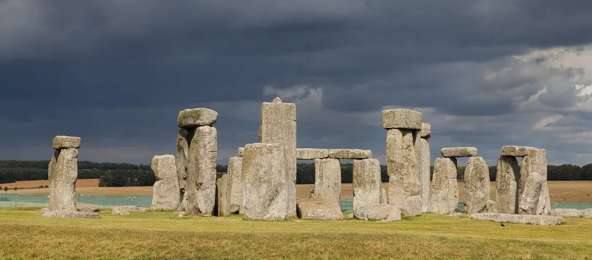 Stonehenge From London: How to Get There & Best Transport Options [2023 Edition] 1